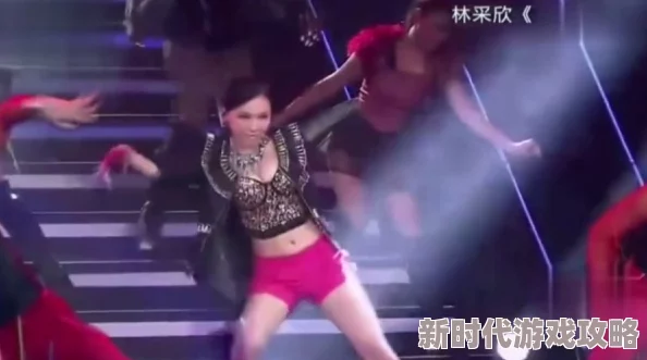 xx暴c美女惊艳全场，热辣舞姿引发观众疯狂尖叫，现场气氛瞬间升温！