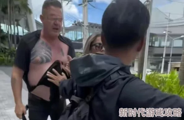 美女被男人撕开奶罩揉出来的，网友纷纷表示这种行为极其不尊重女性，呼吁大家要增强对女性的保护意识