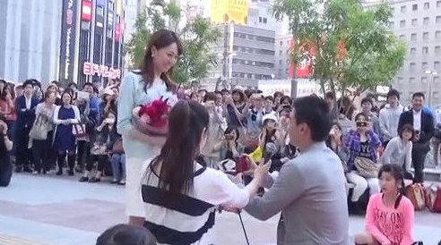 日本人XXXXXX免费泡妞，竟然在街头引发万人围观，现场气氛火爆！