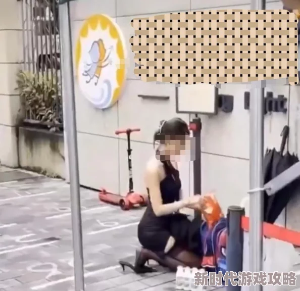 短裙偷窥掀裙video：近日网络上流传一段引发热议的视频，内容涉及短裙女性的隐私问题，引起广泛关注与讨论
