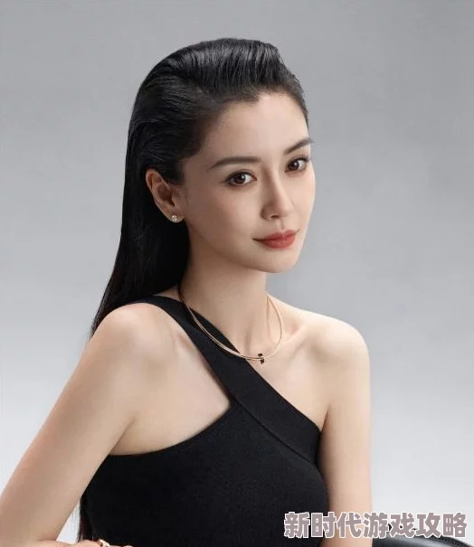 大胸美女被围观，网友热议其大胆穿搭与自信态度，引发社交媒体上关于美与审美的讨论