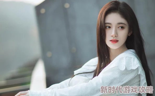 大胸美女被围观，网友热议其大胆穿搭与自信态度，引发社交媒体上关于美与审美的讨论