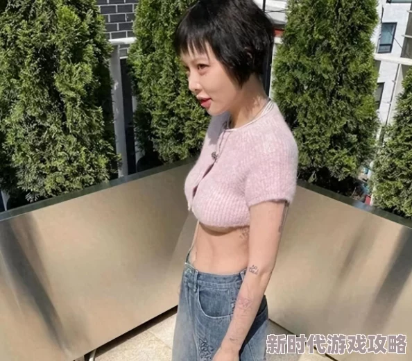 柳岩人体照片露全乳的照片引发热议,网友们对其艺术性与个人隐私的界限展开了激烈讨论 柳岩人体照片露全乳的照片引发热议,网友们对其艺术性与个人隐私的界限展开了激烈讨论