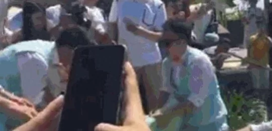 柳岩人体照片露全乳的照片引发热议,网友们对其艺术性与个人隐私的界限展开了激烈讨论 柳岩人体照片露全乳的照片引发热议,网友们对其艺术性与个人隐私的界限展开了激烈讨论