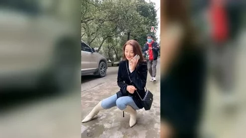 美女撒尿无遮挡免费中国，许多网友对此表示震惊，认为这种内容不应在公共平台传播，影响社会风气