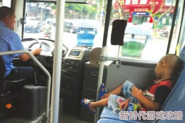 短篇艳妇公交车系列小说引发热议，网友们对其内容和情节褒贬不一，认为作品大胆但也存在争议