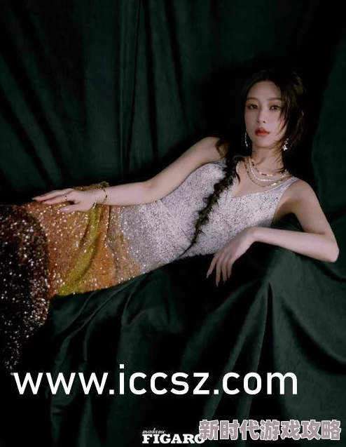 美女露大胸超大胸，近日社交媒体上热议一位模特的性感造型，引发网友们的广泛讨论与关注