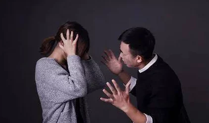 男生扒女生裤子亲吻胸，事件引发热议，网友们对这一行为表示强烈不满，并呼吁加强对性侵害的法律保护