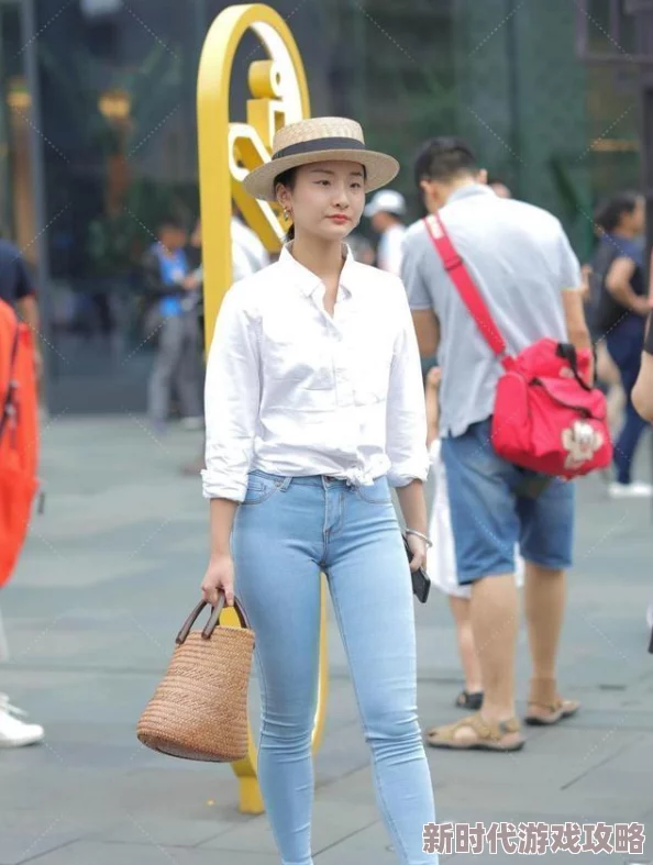 韩国粉嫩大胆美女人体：最新动态展示了她们在时尚与艺术结合下的独特魅力，吸引了众多粉丝的关注与热议