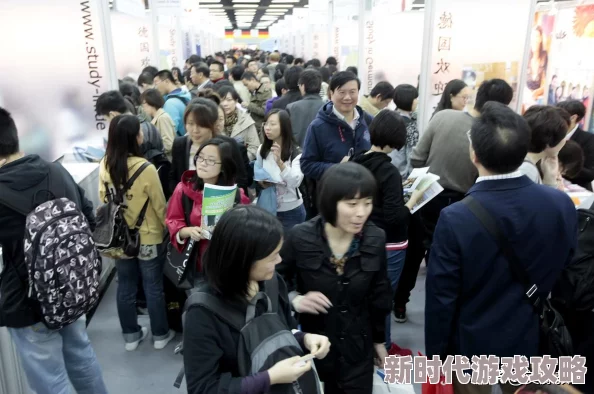 老外和中国留学生美女做爰视频:最新动态引发热议,网友纷纷讨论文化差异与情感交流 老外和中国留学生美女做爰视频:最新动态引发热议,网友纷纷讨论文化差异与情感交流