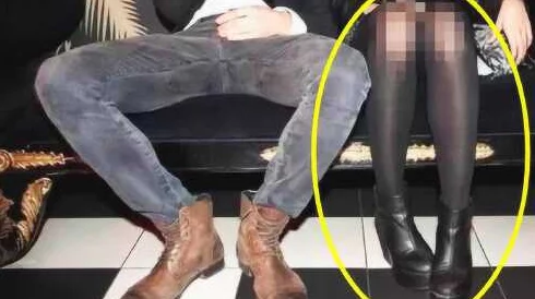 美女扒开腿让男人桶尿口，许多网友对此表示震惊，认为这种行为不应被传播，影响社会风气