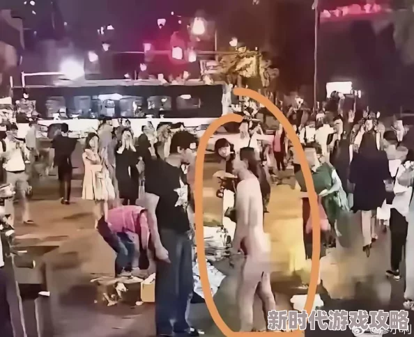 美女扒开腿让男人桶尿口，许多网友对此表示震惊，认为这种行为不应被传播，影响社会风气