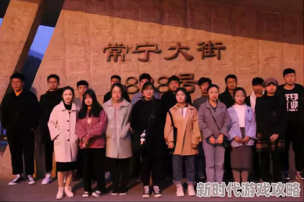 三个大学生慰问敬老院的活动目的：传递关爱与温暖，促进代际交流，共建和谐社会新风尚