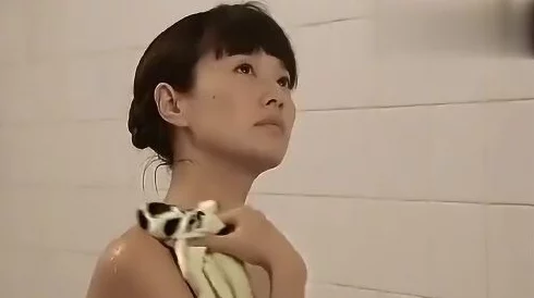 牛人国产偷窥女洗浴在线观看：最新动态显示该视频在网络上引发热议，网友们纷纷讨论其内容和影响
