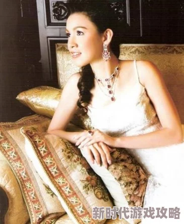 探索美丽与自信的极致：当美女脱光无遮挡，展现真实自我的独特魅力与风采