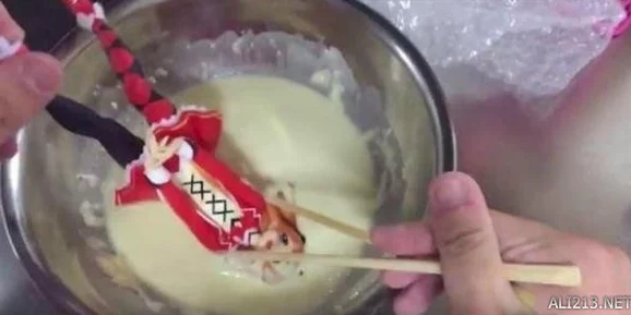 日韩污动漫最新动态：新作频出，粉丝热议剧情与角色发展，引发社交媒体广泛讨论与关注