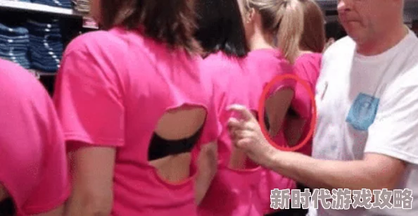 撕开内衣 挠奶头和屁：惊现街头奇观，路人目睹令人瞠目结舌的大胆行为！