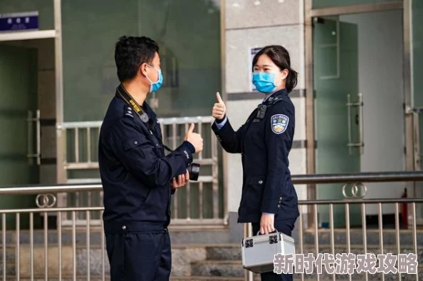 勇敢女警在危机时刻被按住，展现坚韧与决心的高难度跪趴姿势引发热议