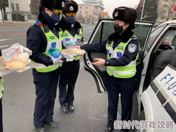 勇敢女警在危机时刻被按住，展现坚韧与决心的高难度跪趴姿势引发热议