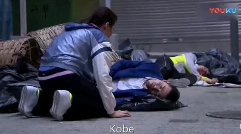 勇敢女警在危机时刻被按住，展现坚韧与决心的高难度跪趴姿势引发热议