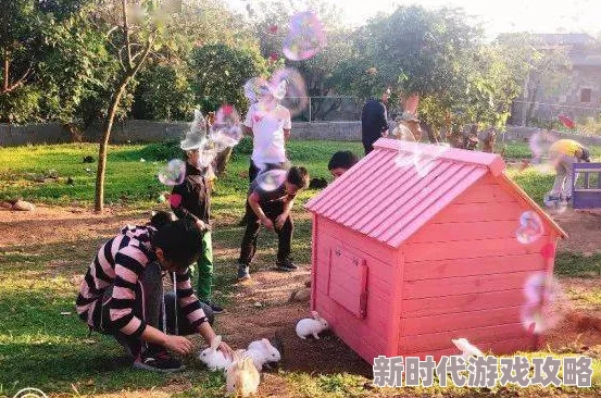 男女一边摸一边做爽爽的动态图，展现了亲密互动中的乐趣与激情，让人感受到浓厚的情感氛围
