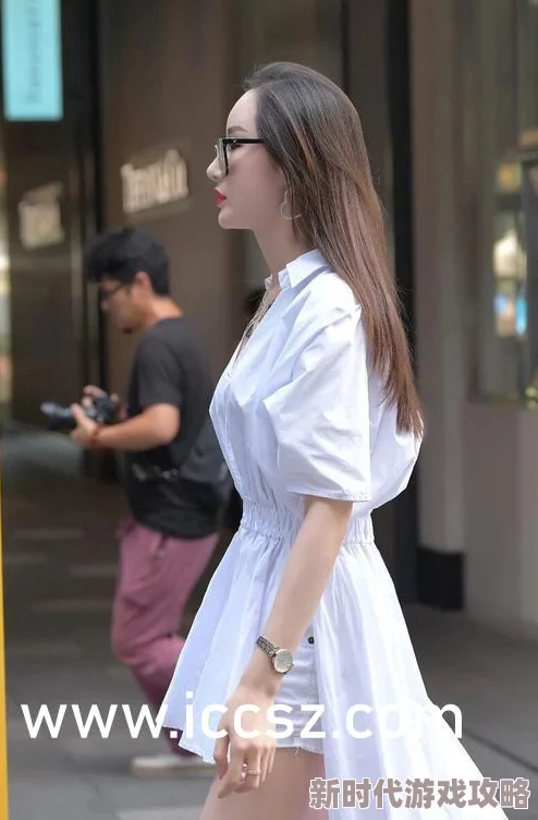 男女一边摸一边做爽爽的动态图，展现了亲密互动中的乐趣与激情，让人感受到浓厚的情感氛围