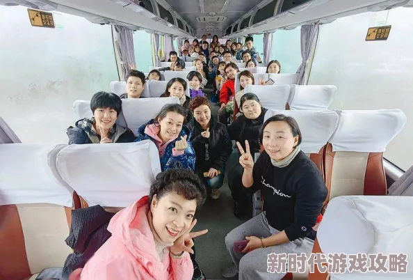 男女一边摸一边做爽爽的动态图，展现了亲密互动中的乐趣与激情，让人感受到浓厚的情感氛围