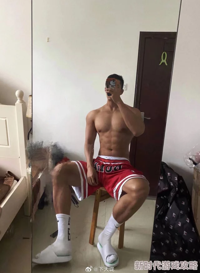 探索白袜体育生的独特魅力：从臭脚到gay奴，粗口网站背后的趣味与文化