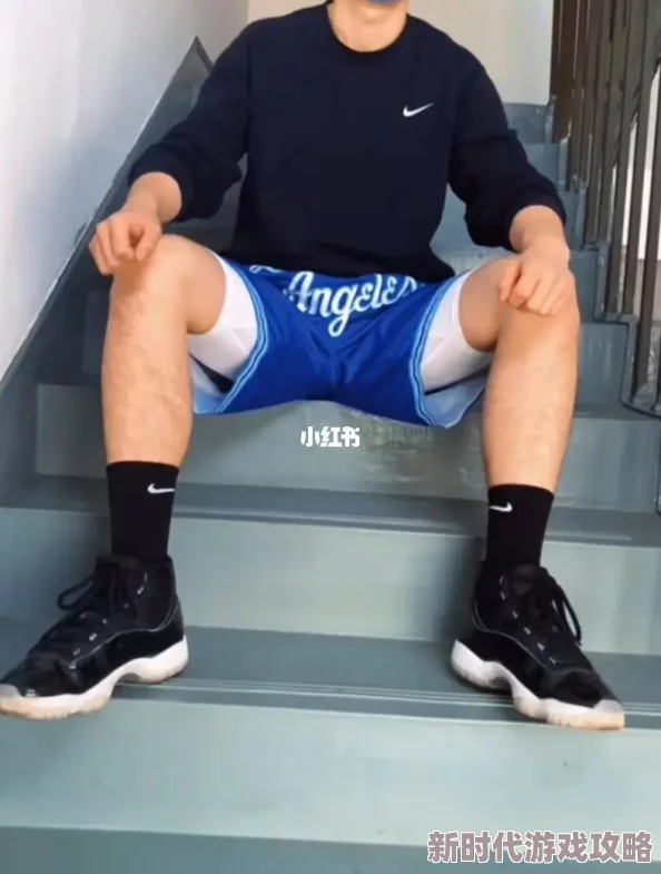 探索白袜体育生的独特魅力：从臭脚到gay奴，粗口网站背后的趣味与文化