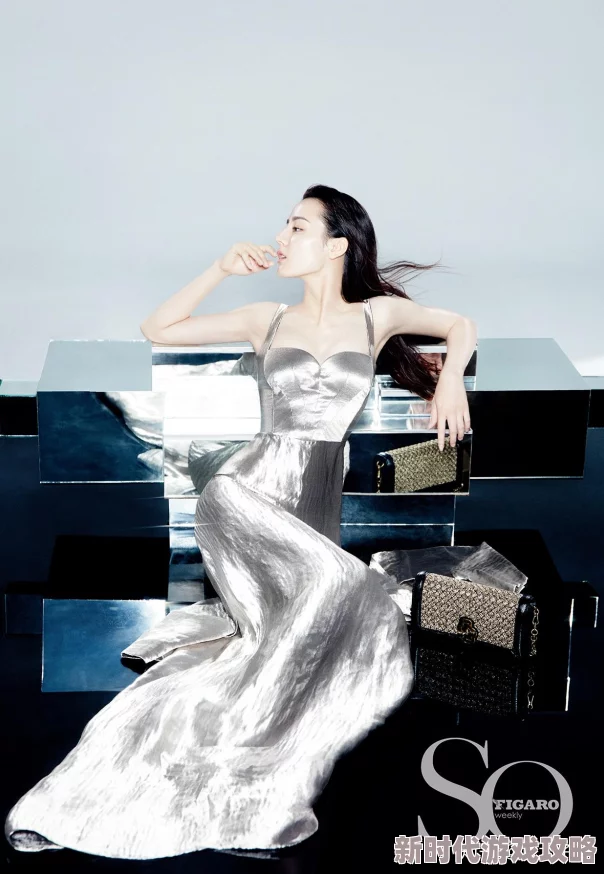 探索独特魅力：美女们在光影交错中展现自我，打破常规的艺术表现形式
