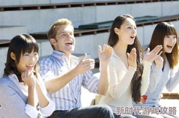 探索文化碰撞：女留学生与洋老外的激情床战视频，揭示跨国恋情背后的真实故事与挑战