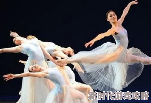 穿一毫米的衣服跳舞，这样的表演真是大胆又惊艳，艺术与勇气的结合！