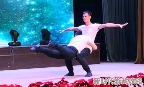 穿一毫米的衣服跳舞，这样的表演真是大胆又惊艳，艺术与勇气的结合！