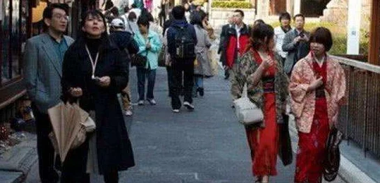 日本人人人操人人乐，真是让人感到无奈，这种现象背后反映了什么社会问题呢？