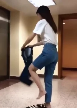 美女把裤子全部脱了的样子，真是让人惊讶，这种大胆行为引发了不少讨论
