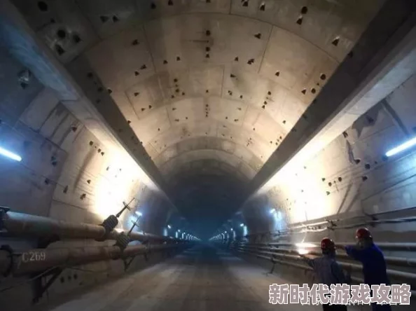 地铁逃生中：钢板与纤维板，哪个防御更"坚不可摧"？