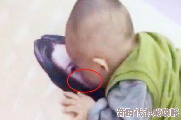 一边摸一边脱，这种行为真是让人哭笑不得，难道就不能好好穿衣服吗？