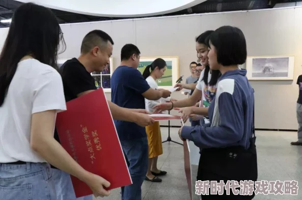 美女脱裤打光屁屁打红动态图，真是让人眼前一亮，画面太精彩了！