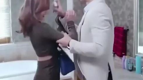 美女被揉胸强操，真是让人感到不适，这种行为应该受到谴责！