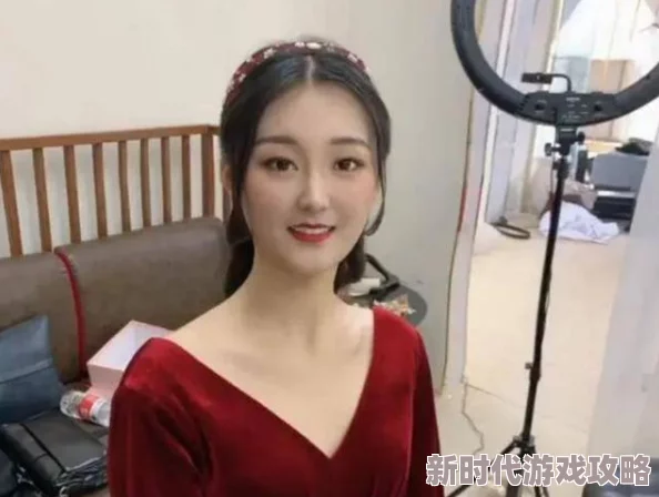 女教师白洁张敏玩交换，近日两人被拍到在咖啡厅亲密互动，引发网友热议与讨论