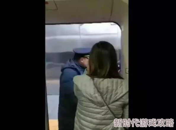 男人猛戳女人的屁股免费，这种行为真是让人感到不适，应该受到谴责