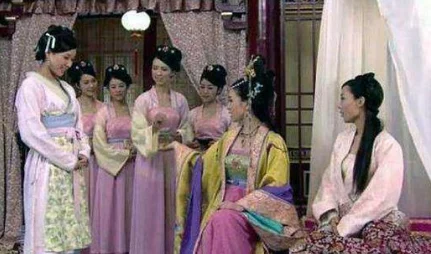 皇上和宫女边走边做H网友认为这种情节过于露骨，影响了历史剧的观感，希望能更注重剧情深度与人物塑造