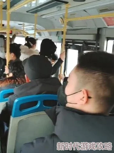 50路60路老熟妇啪啪：城市公交上的意外邂逅与人性百态，令人深思的社会现象引发热议