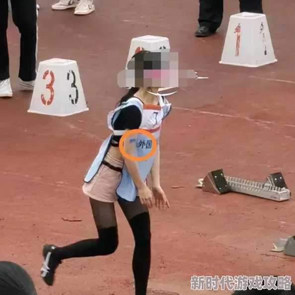 FXX白丝jk单脚吊缚捆绑事件引发热议，网友热烈讨论背后的含义与影响！