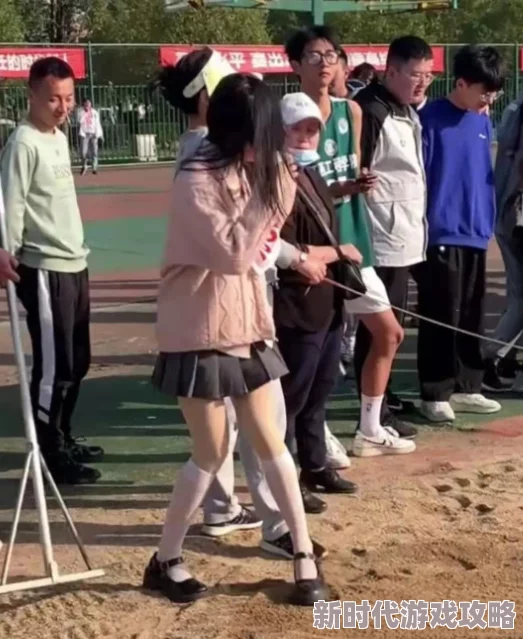 FXX白丝jk单脚吊缚捆绑事件引发热议，网友热烈讨论背后的含义与影响！