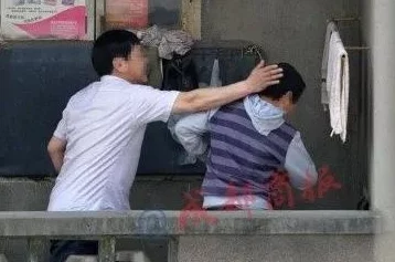 女生给男生捅，这种行为真是让人感到震惊，背后究竟有什么故事呢？