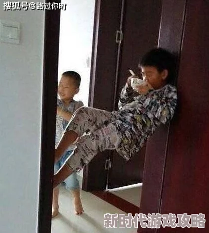 男男spanking打屁股视频，感觉这种互动很有趣，但也要注意双方的感受和安全哦