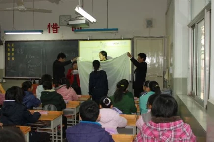 老师今晚让你爽个够全班同学将参与一场前所未有的互动游戏，绝对让你乐翻天！