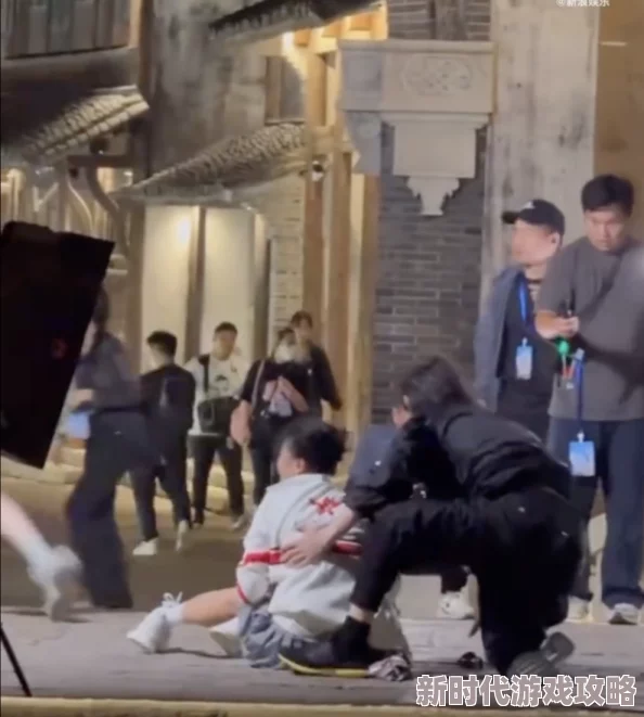 黄＊兄妹网友认为这一事件引发了广泛关注，许多人对兄妹之间的深厚感情表示赞赏，同时也对社会支持家庭关系的重要性进行了讨论