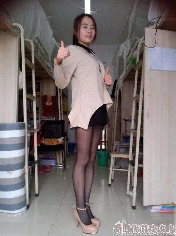 美女扒开腿被男人猛图片网友认为这种内容不应传播，容易引发社会风气问题，呼吁加强对网络色情内容的监管与审查